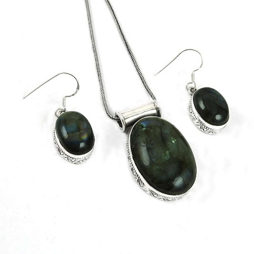 Pretty 925 Sterling Silver Labradorite Gemstone Pendant and Earrings Set