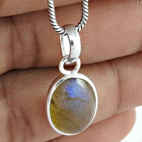 Scrumptious 925 Sterling Silver Labradorite Gemstone Pendant